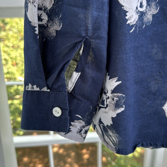 Chicos size 1 navy floral blouse with roll up sleeves, 100% cotton - Picture 4 of 10